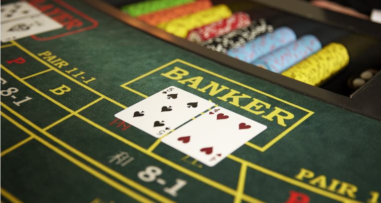 Baccarat: Hướng Dẫn Chi Tiết và Chiến Lược Chơi Hiệu Quả 3 Gia-tri-cac-la-bai-trong-Baccarat