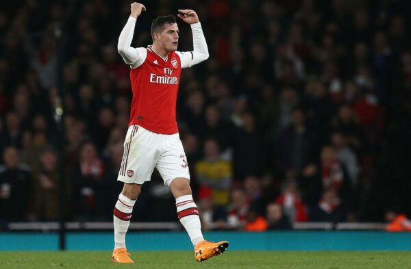 Huyền thoại của Arsenal khuyên Xhara nên ở lại