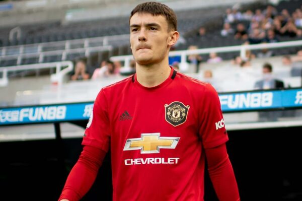 Tiền vệ trẻ tài năng gia hạn hợp đồng với Man Utd