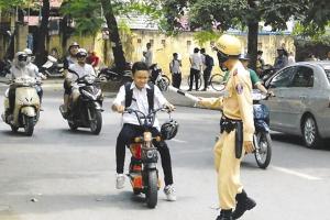 Bài văn nghị luận về hiện tượng học sinh đi xe đạp điện không đội mũ bảo hiểm hay nhất