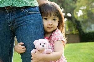 Điều quan trọng nhất cha mẹ cần dạy con khi tiếp xúc với người lạ
