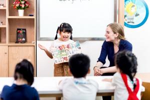 Trò chơi dạy học tiếng Anh cho trẻ em ở trong lớp