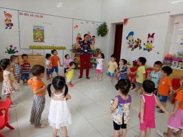 Trò chơi nhỏ sử dụng tay và chân gây hứng thú cho trẻ mầm non mà cô giáo nên biết