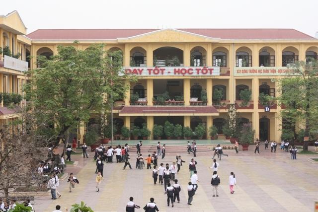 Nhờ có bác mà ngôi trường của em luôn an toàn, bình yên, rộn rã tiếng cười thơ trẻ vì đã có bác bảo vệ