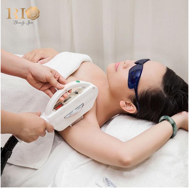 Khách hàng thực hiện dịch vụ trị thâm tại Thẩm Mỹ Rio Beauty Clinic