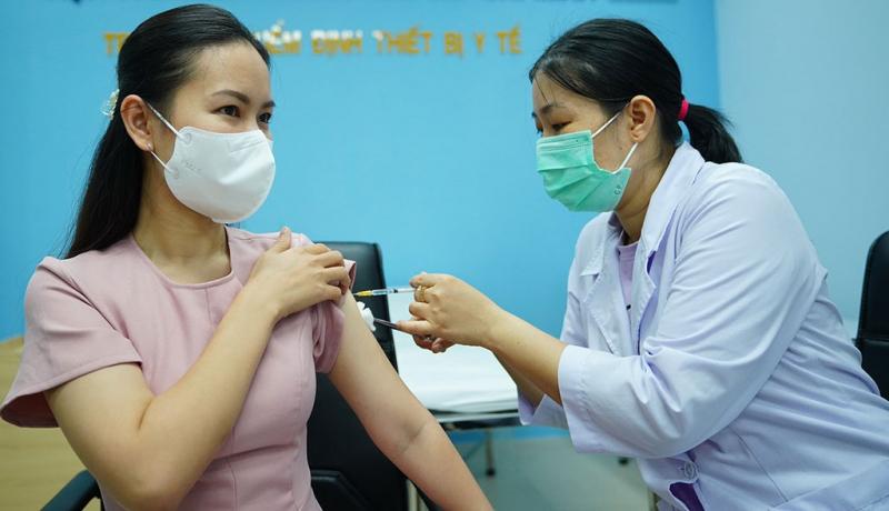 Không dùng thuốc giảm đau trước tiêm