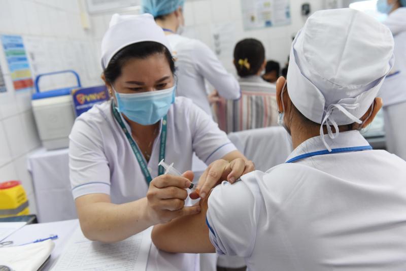 Không uống rượu bia trước và vào ngày tiêm chủng