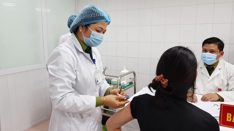 Mặc quần áo thích hợp
