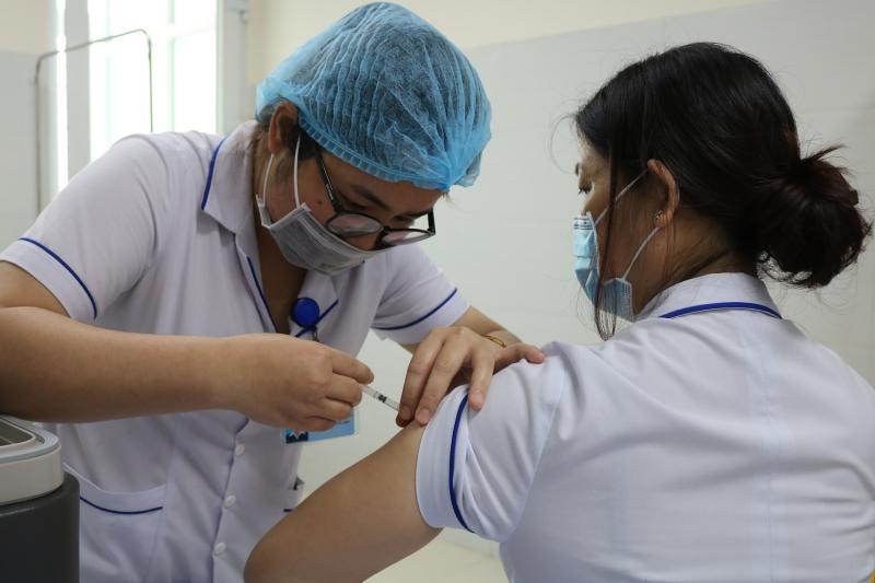 Nên tiêm vào cánh tay không thuận