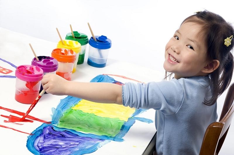 Ngắm nhìn em gái vẽ tranh thật đáng yêu.