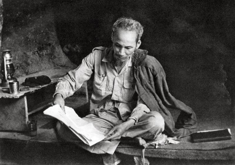 Người làm việc trong hang đá ở Việt Bắc năm 1951