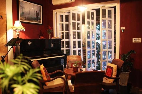 Nhâm nhi cafe trong không gian ấm áp lãng mạn