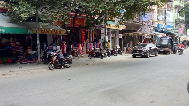 Cửa hàng vải nằm bên đường