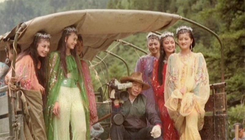 7 nàng yêu tinh nhện di chuyển trên xe tải