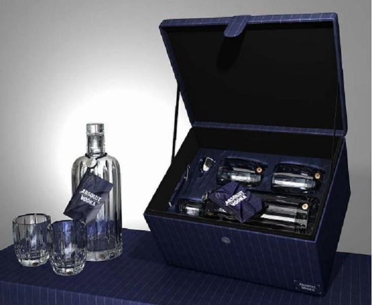 Chai rượu vodka này được đóng gói trong một chiếc rương vải, cùng với hai chiếc cốc pha lê
