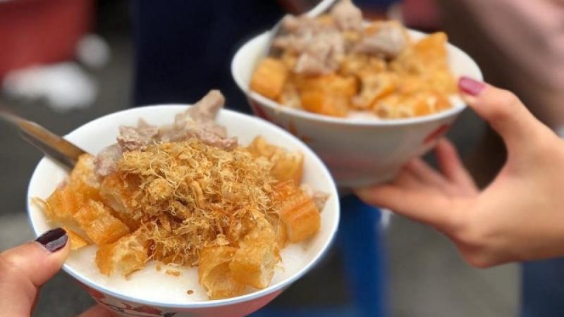 Bát cháo nóng hổi là món ăn quen thuộc
