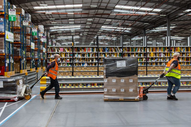 Amazon là một công ty bán lẻ của Mỹ chuyên bán và giao hàng hóa khác nhau qua internet.