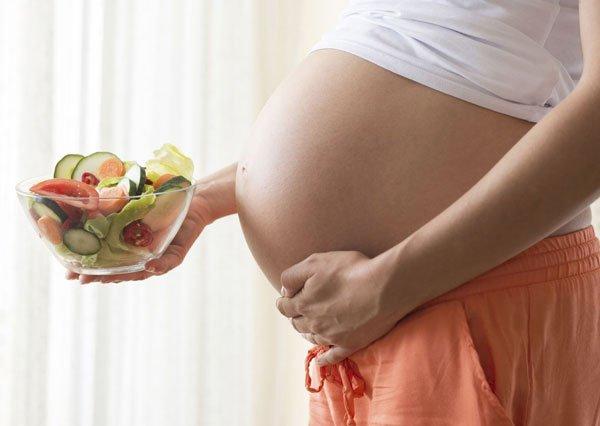 Ăn các thực phẩm kích thích chuyển dạ