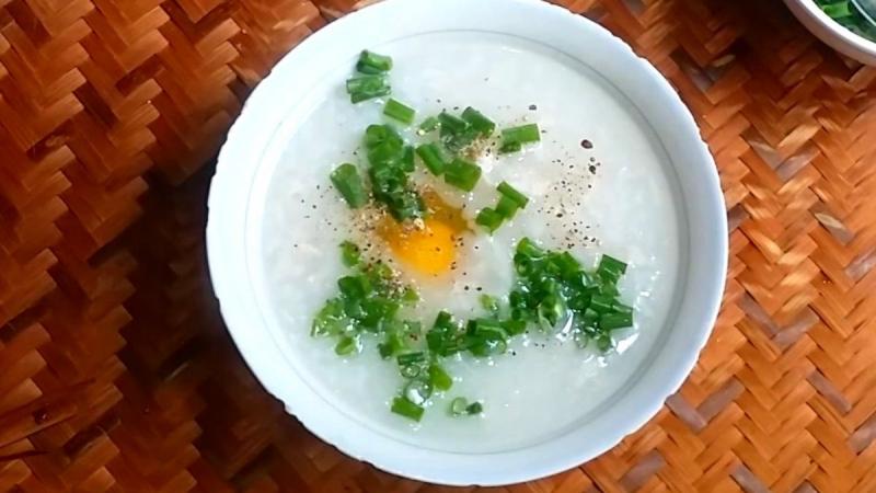 Ăn cháo trứng nóng