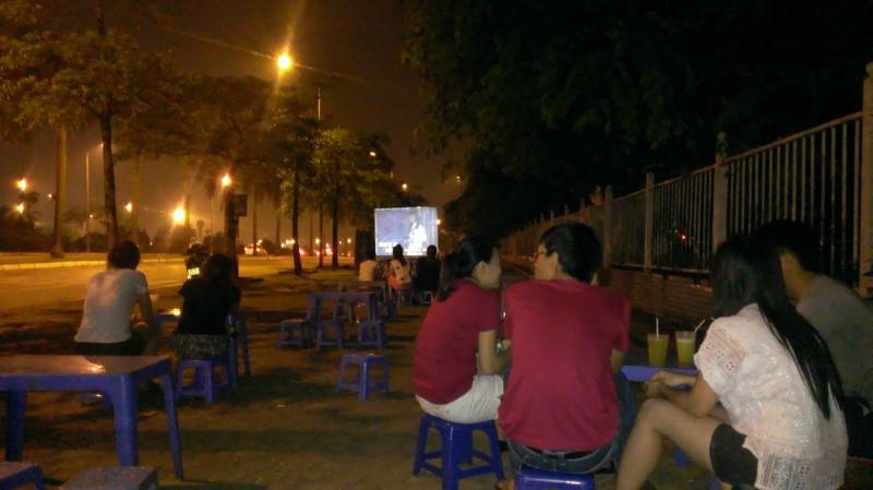 Đêm xuống, phố xá lên đèn, người người tấp nập rủ nhau ra đường, giải tỏa bớt áp lực một ngày làm việc mệt mỏi.