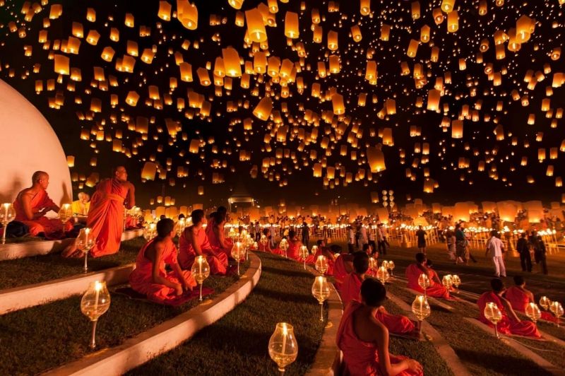 Cảnh đèn sáng bừng bởi lễ thả đèn lồng tại Ấn Độ