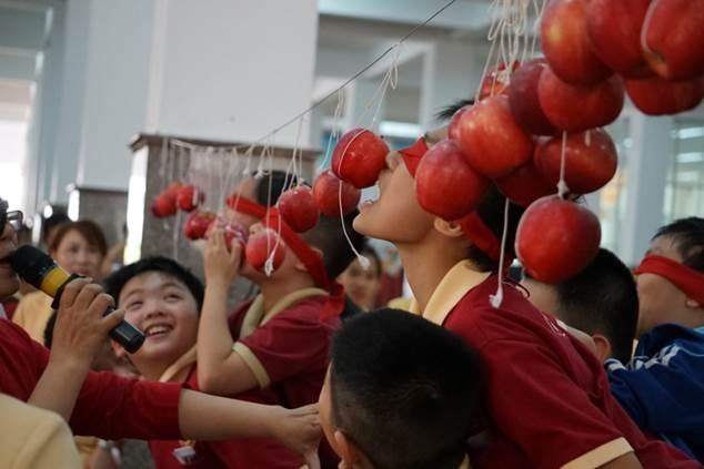 Ăn đồ ăn được treo bằng dây thừng mà không dùng tay