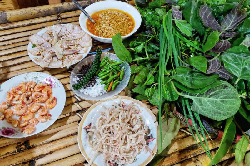 Ăn gỏi lá