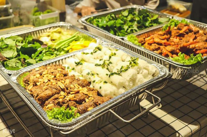 Ăn nhẹ trước khi nhập tiệc