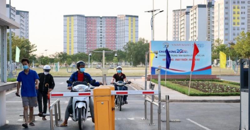 Sinh viên ra, vào cổng đều phải quẹt thẻ
