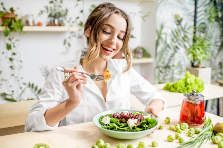 Ăn salad hoặc rau rủ quả trước bữa ăn
