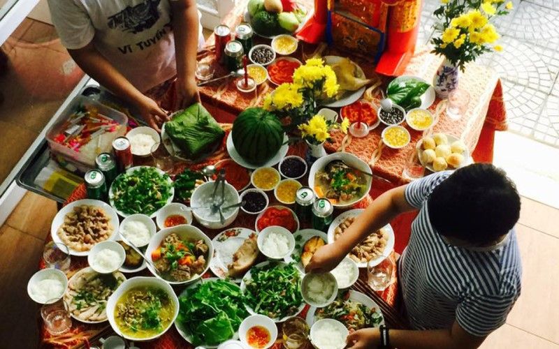 Mọi người vui vẻ ăn uống trong tiệc tất niên