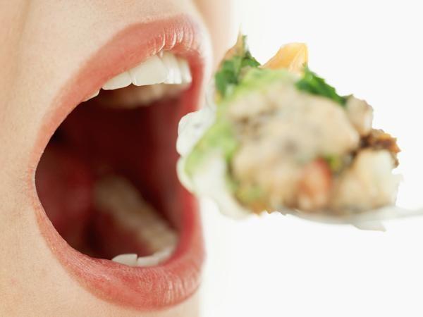 Lưu ý ăn chậm, nhai kỹ để cải thiện hệ tiêu hóa