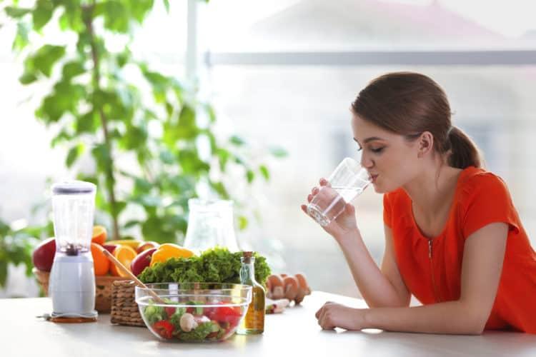 Ăn uống đủ chất và tránh mất nước