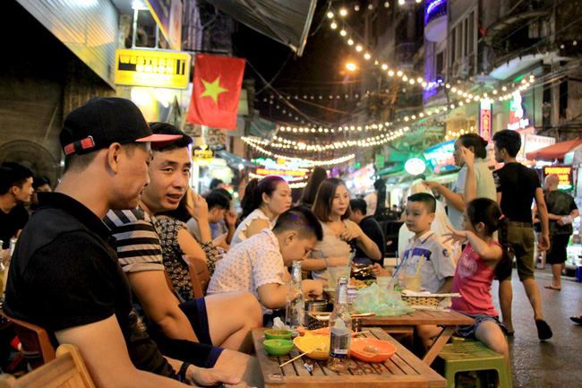 Hoạt động ăn uống tấp nập