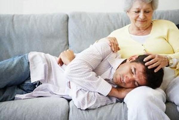 Anh chàng hay phụ thuộc vào mẹ