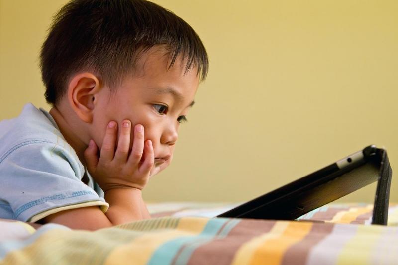 Không nên cho trẻ sử dụng điện thoại di động