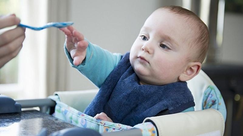 Ăn dặm sớm có thể ảnh hưởng chức năng thận ở trẻ