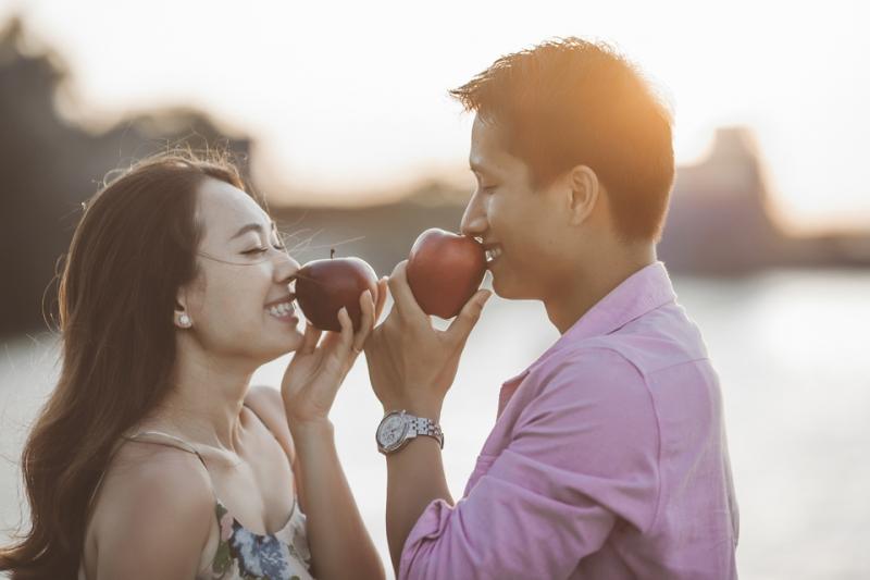 Đi đâu cũng dẫn cô ấy theo nhé