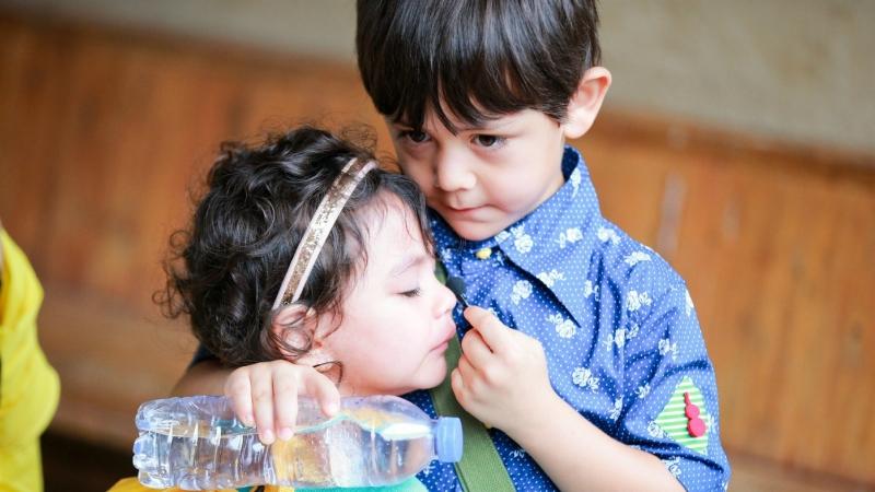 Anh trai như kị sĩ bảo vệ em gái