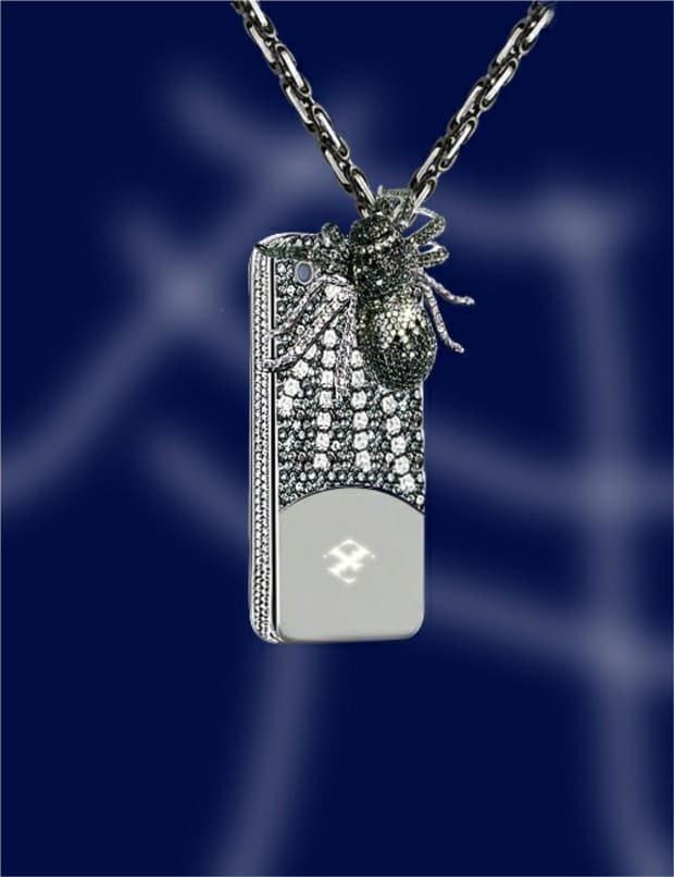 Ốp lưng Dragon and Spider from Anita Mai Tan có giá 880.000 USD