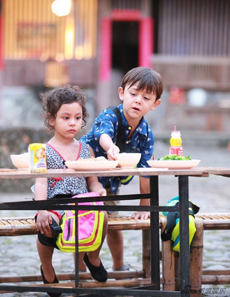 Nặc Nhất và Nghê Na thừa hưởng nét đẹp từ bố mẹ