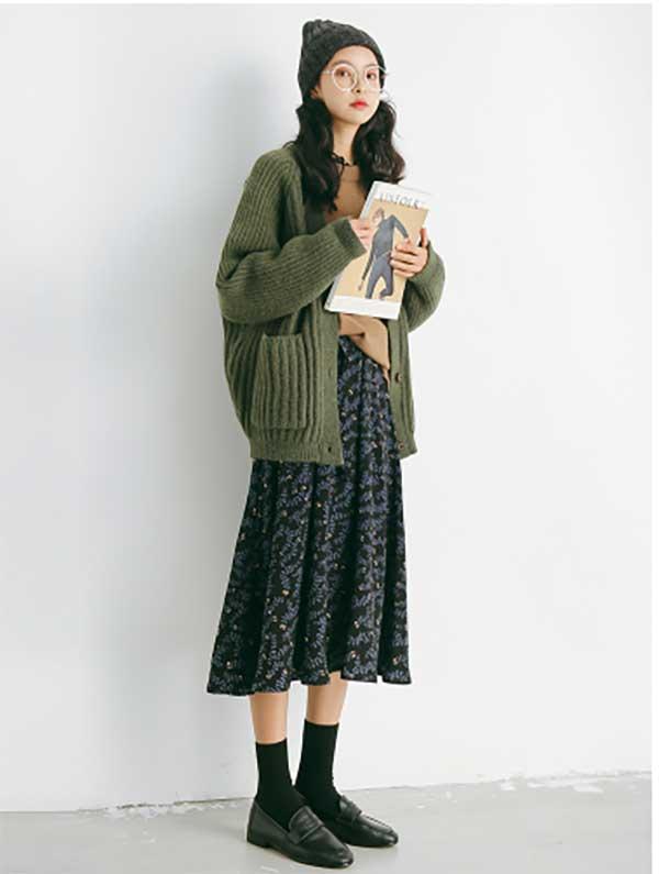 Áo cardigan với chân váy hoa nhí