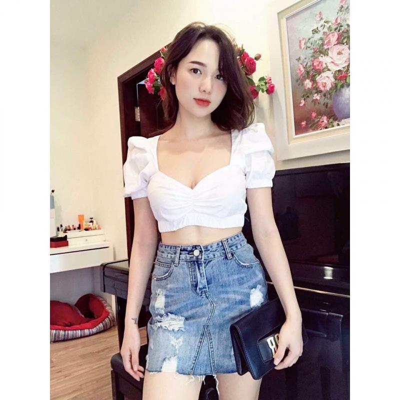 Áo crop-top là trang phục mùa hè không thể thiếu của những cô nàng đam mê thời trang