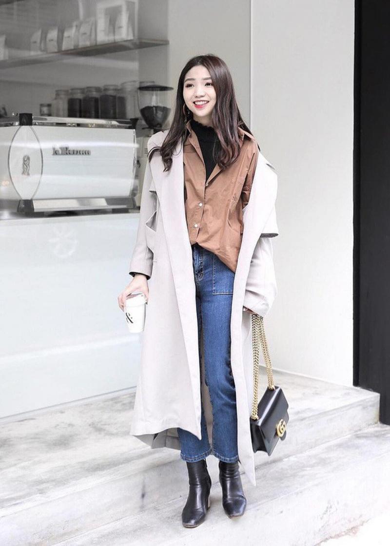 Áo dạ dáng dài + áo len + quần jean + giày cao gót hoặc giày thể thao