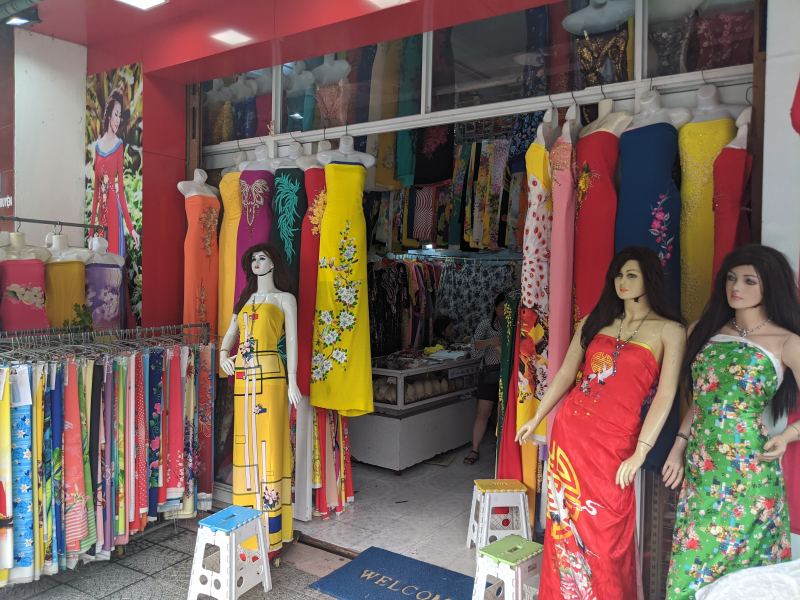 Áo dài tại cửa hàng Sử