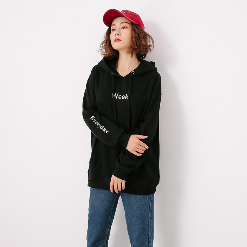Áo hoodie + quần skinny + giày thể thao