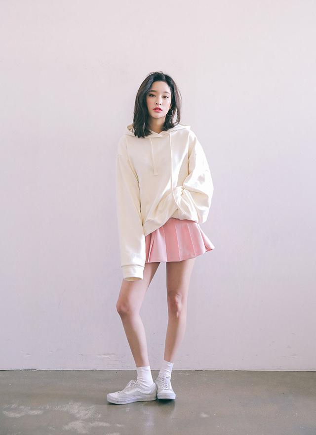 Áo hoodie với chân váy tennis