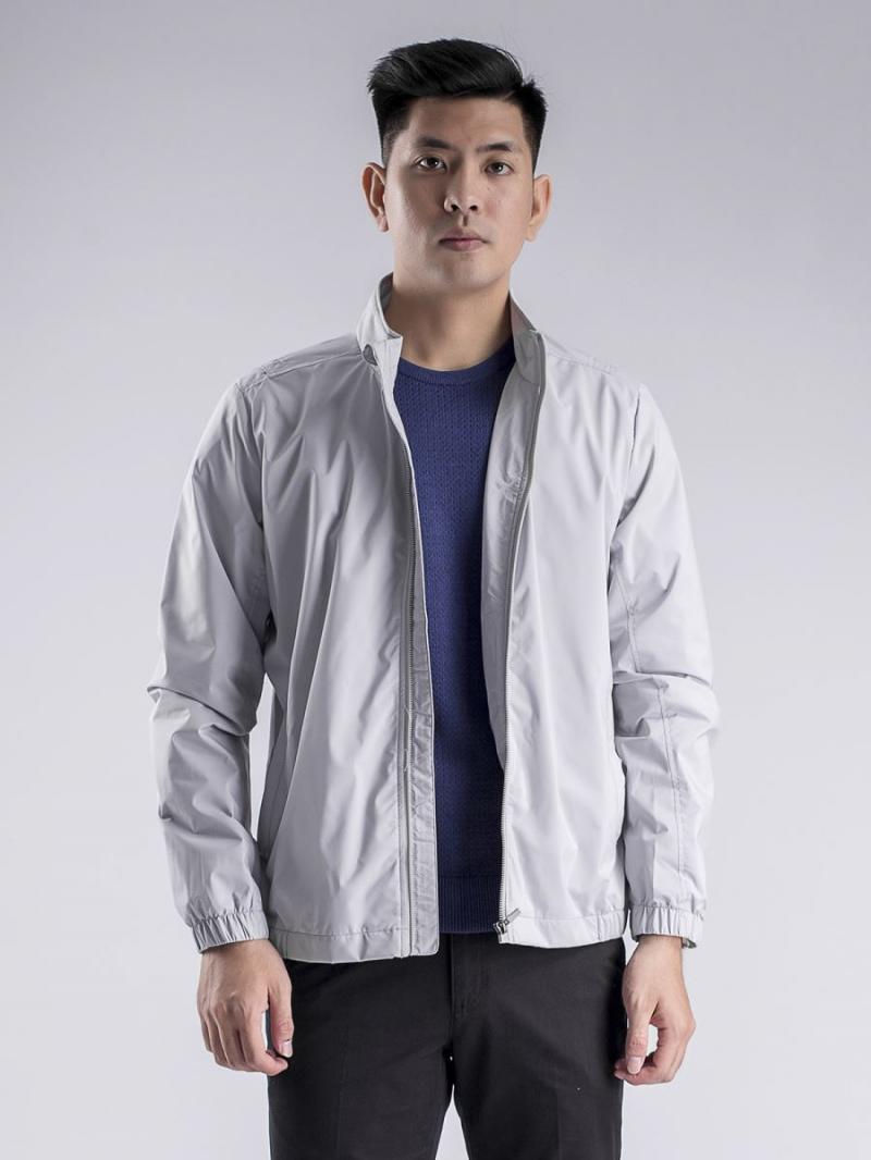 Áo khoác gió +  Quần Jeans + Sneaker trắng