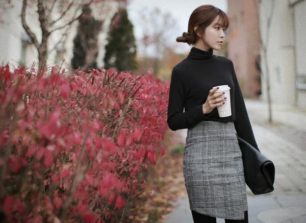 Áo len cổ lọ + chân váy bút chì