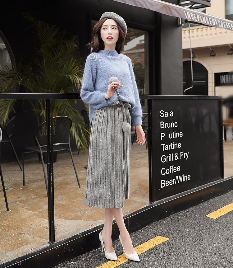 Áo len cổ lọ + chân váy midi